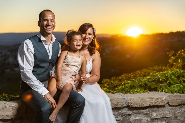 Jolie famille au soleil couchant