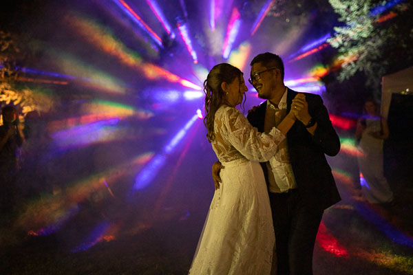 Dance des mariés sur dancefloor à ciel ouvert