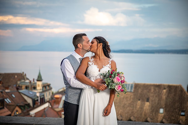 Baiser sur vue du lac Léman