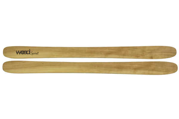 Une paire de ski Woodspirit